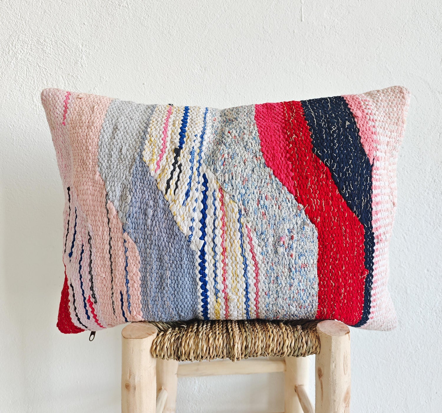 Kissen aus Marokko mit geometrischem Muster, Upcycling von Stoff, Boho, Unikat, Rosa Weiss