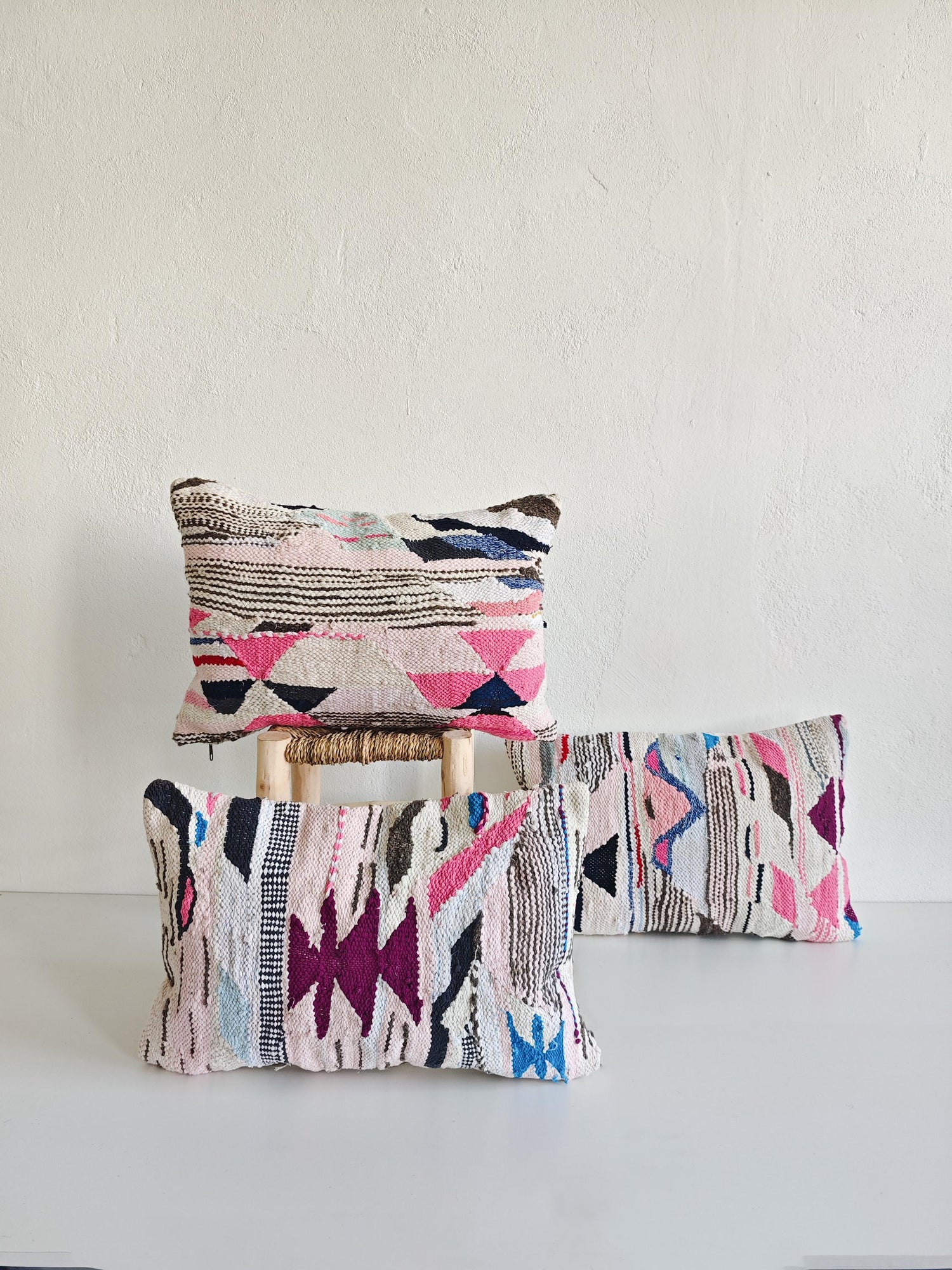 Kissen Baumwolle mit geometrischem Muster, Upcycling von Stoff, Boho, Unikat, Minimal, Rosa Weiss, Pastellfarben