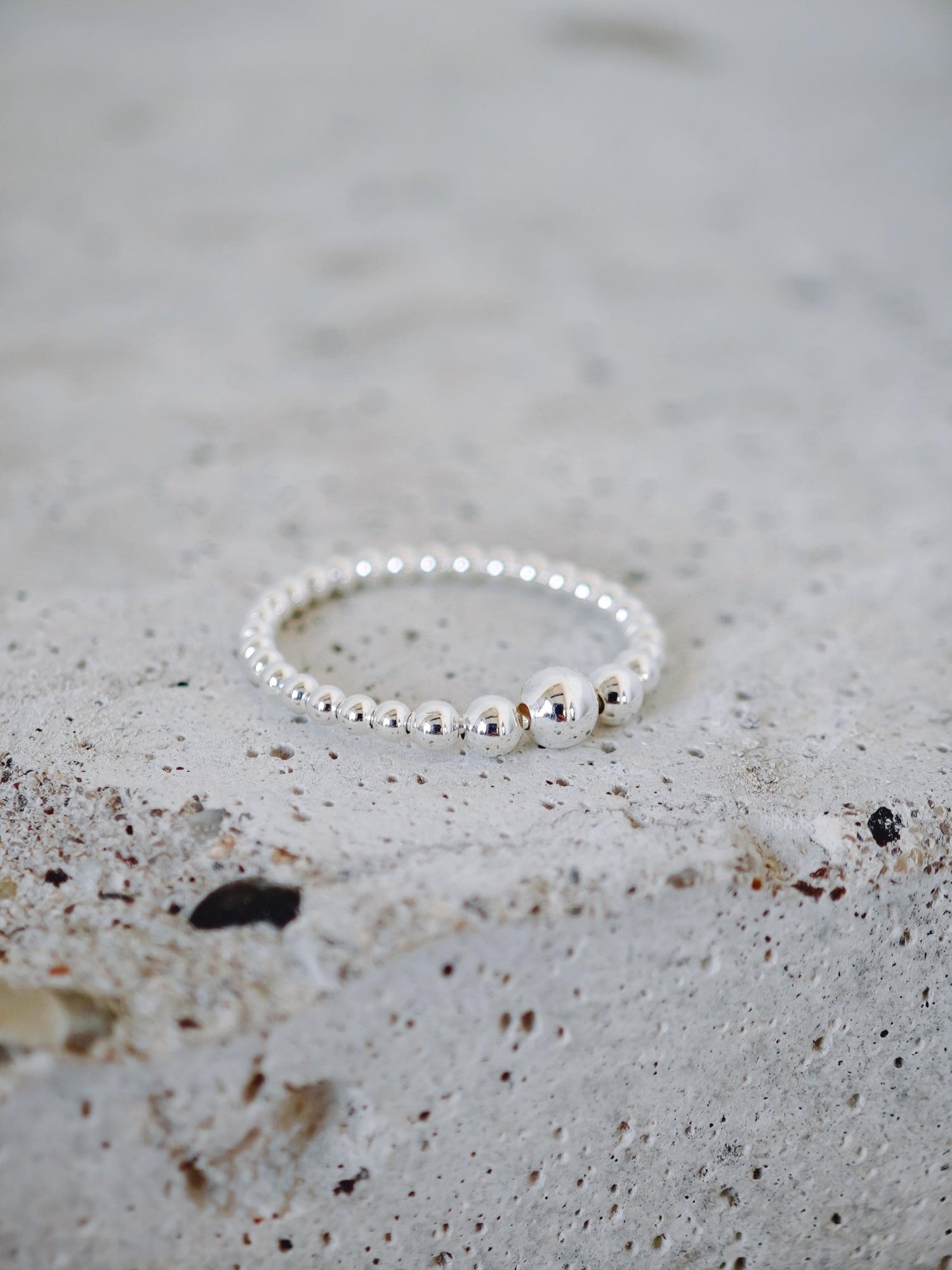 Bubble Ring, dünner feiner Perlenring aus 925 Silber, Kugelring, Slim Silver Sphere Ring - CocosyBerlin