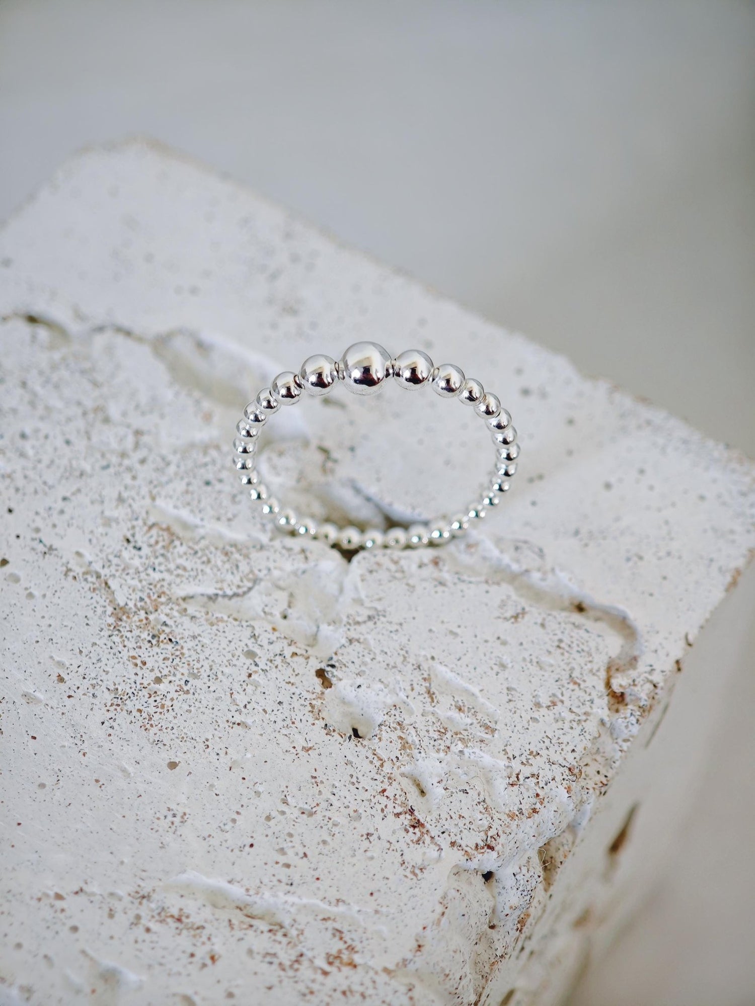 Bubble Ring, dünner feiner Perlenring aus 925 Silber, Kugelring, Slim Silver Sphere Ring - CocosyBerlin