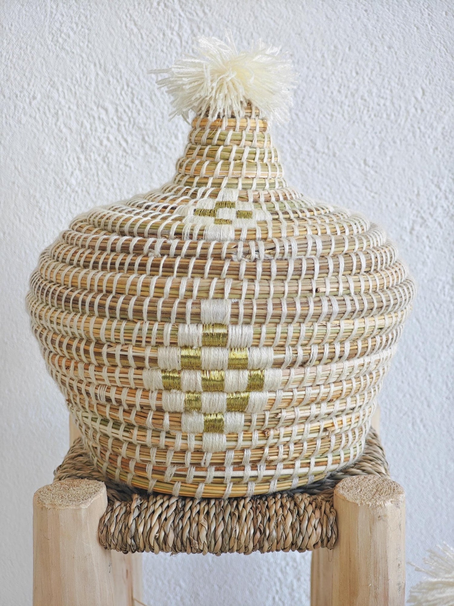 Großer Korb mit Deckel, runder Aufbewahrungskorb aus Marokko weiss creme und gold, Moroccan Basket - CocosyBerlin