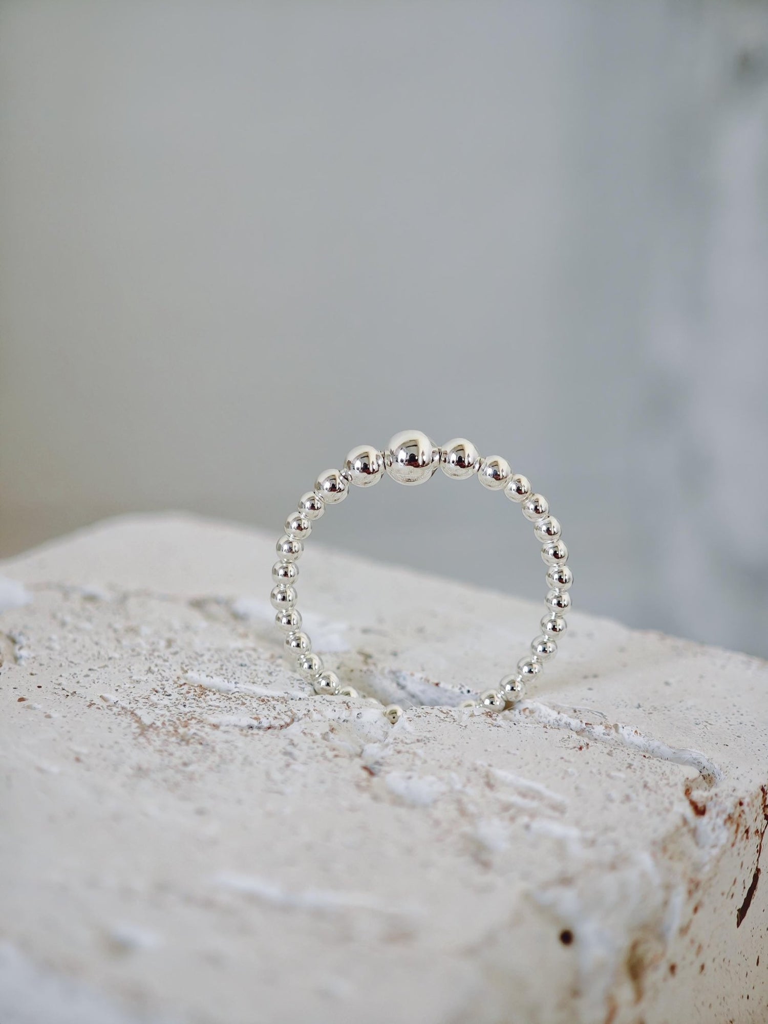 Bubble Ring, dünner feiner Perlenring aus 925 Silber, Kugelring, Slim Silver Sphere Ring - CocosyBerlin