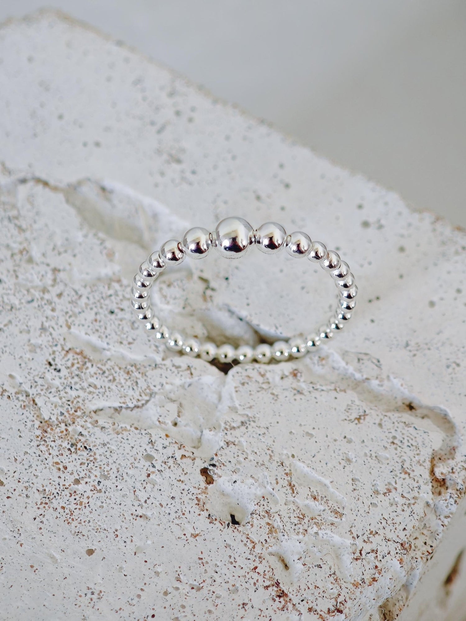 Bubble Ring, dünner feiner Perlenring aus 925 Silber, Kugelring, Slim Silver Sphere Ring - CocosyBerlin