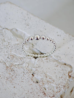 Bubble Ring, dünner feiner Perlenring aus 925 Silber, Kugelring, Slim Silver Sphere Ring - CocosyBerlin