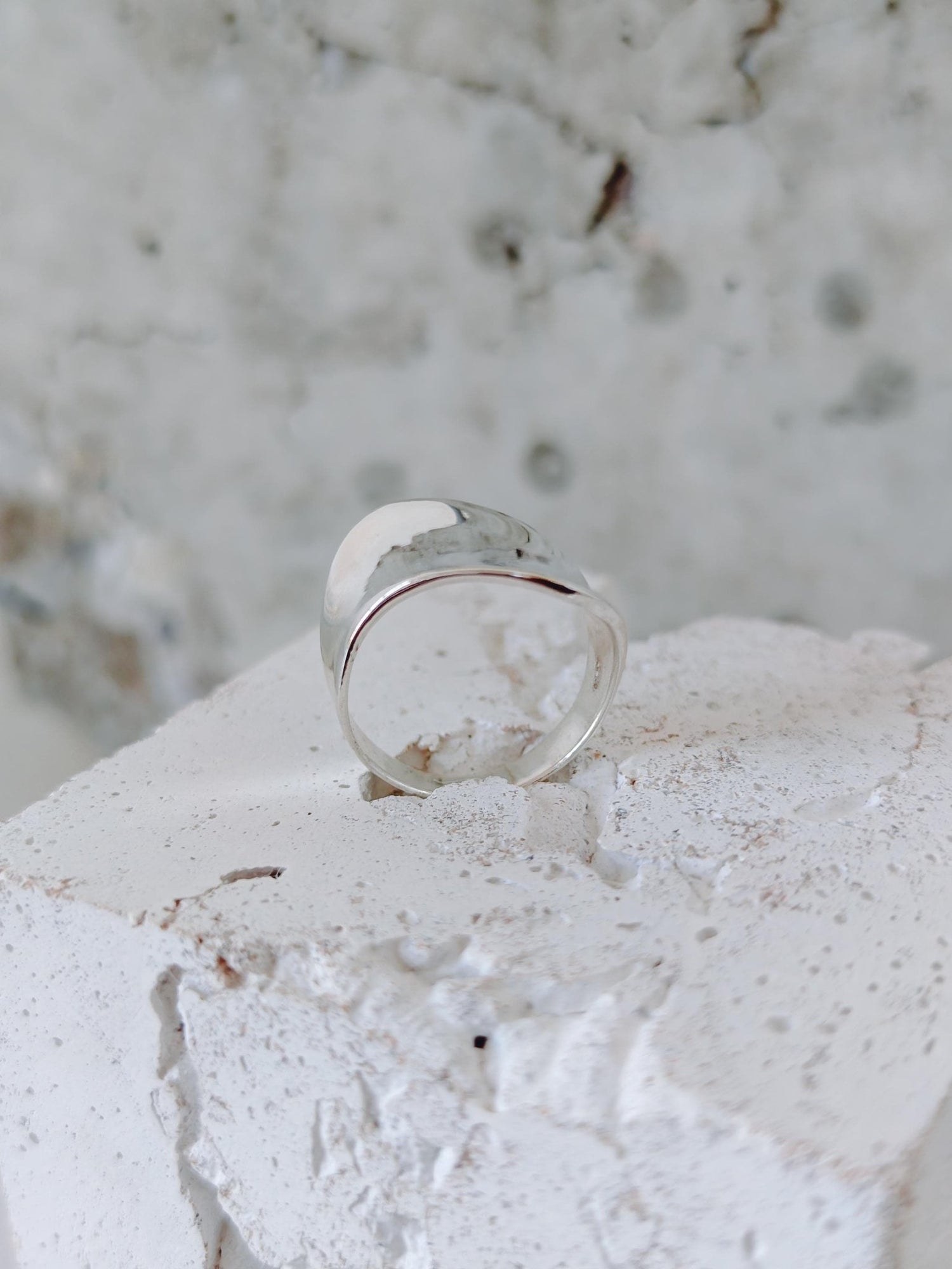 Bandring aus 925 Silber, Breiter Statement Silberring hochglanzpoliert, Polished Minimal Silver Ring, Organic Y2K Schmuck - CocosyBerlin