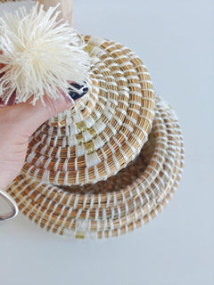 Großer Korb mit Deckel, runder Aufbewahrungskorb aus Marokko weiss creme und gold, Moroccan Basket - CocosyBerlin
