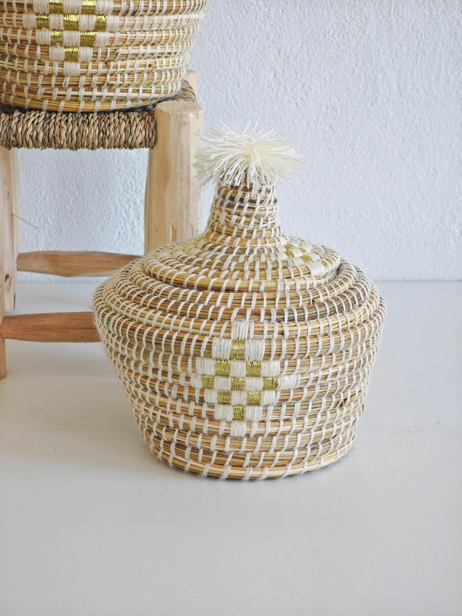 Großer Korb mit Deckel, runder Aufbewahrungskorb aus Marokko weiss creme und gold, Moroccan Basket - CocosyBerlin