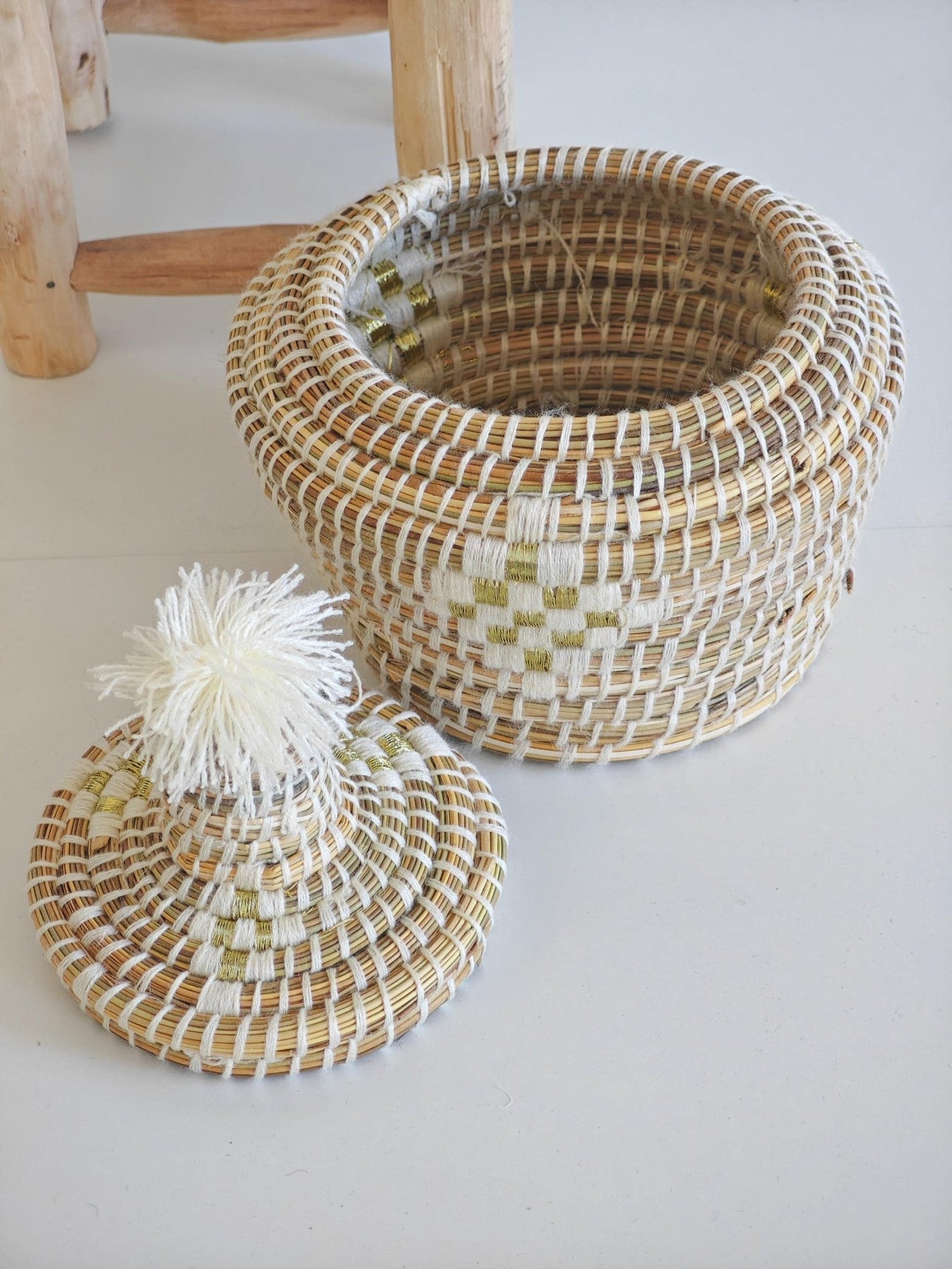 Großer Korb mit Deckel, runder Aufbewahrungskorb aus Marokko weiss creme und gold, Moroccan Basket - CocosyBerlin