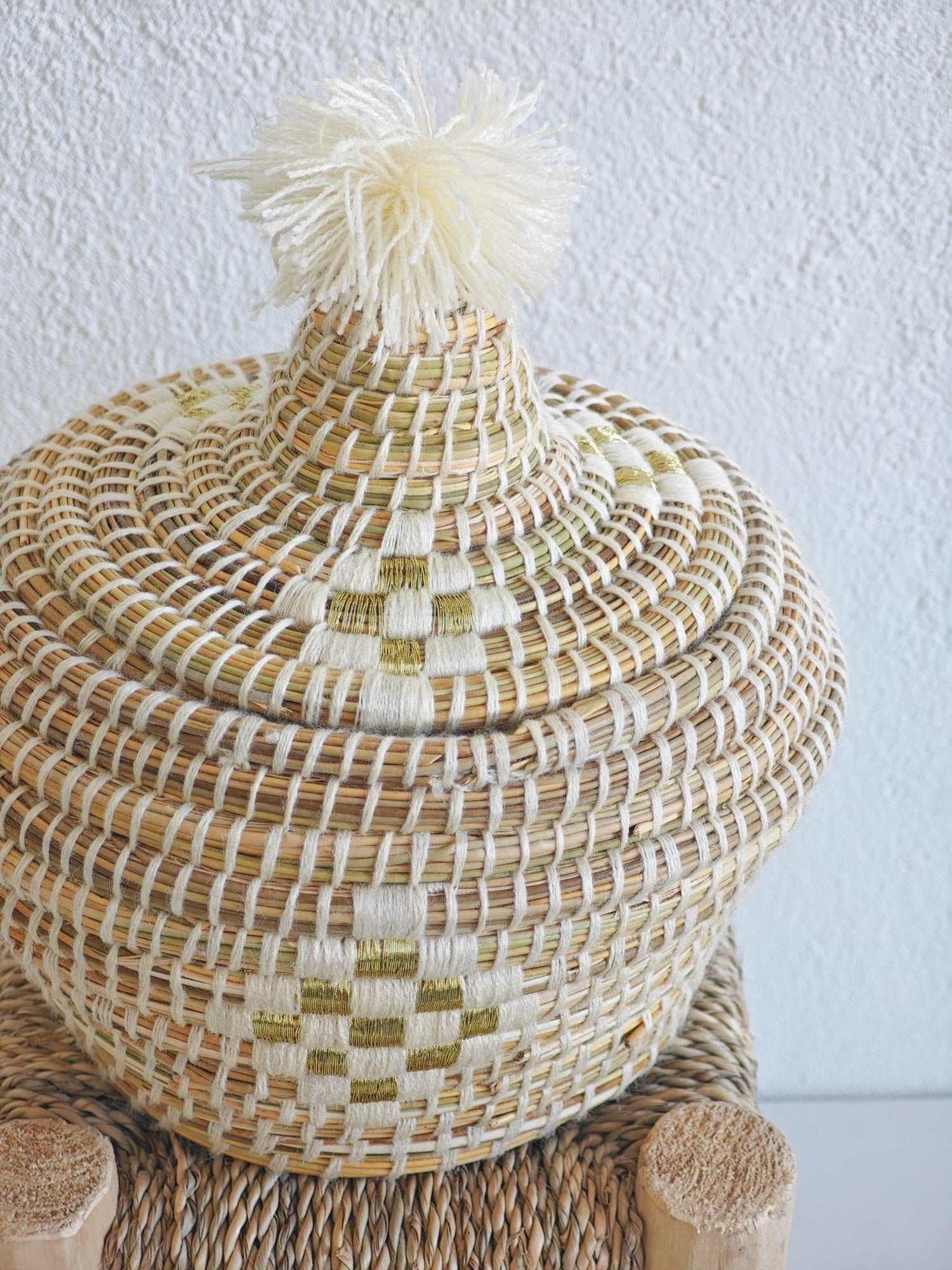 Großer Korb mit Deckel, runder Aufbewahrungskorb aus Marokko weiss creme und gold, Moroccan Basket - CocosyBerlin