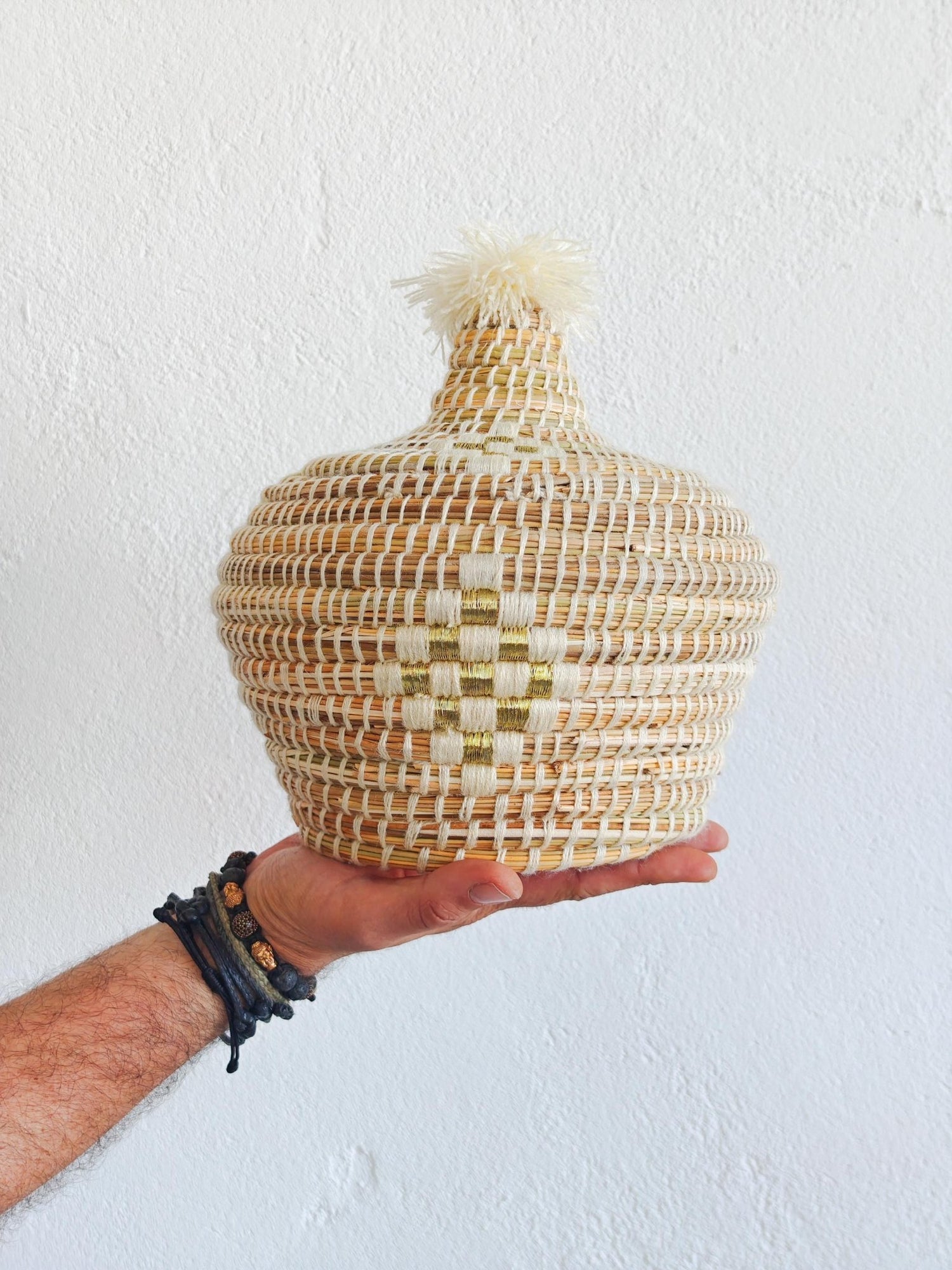 Großer Korb mit Deckel, runder Aufbewahrungskorb aus Marokko weiss creme und gold, Moroccan Basket - CocosyBerlin