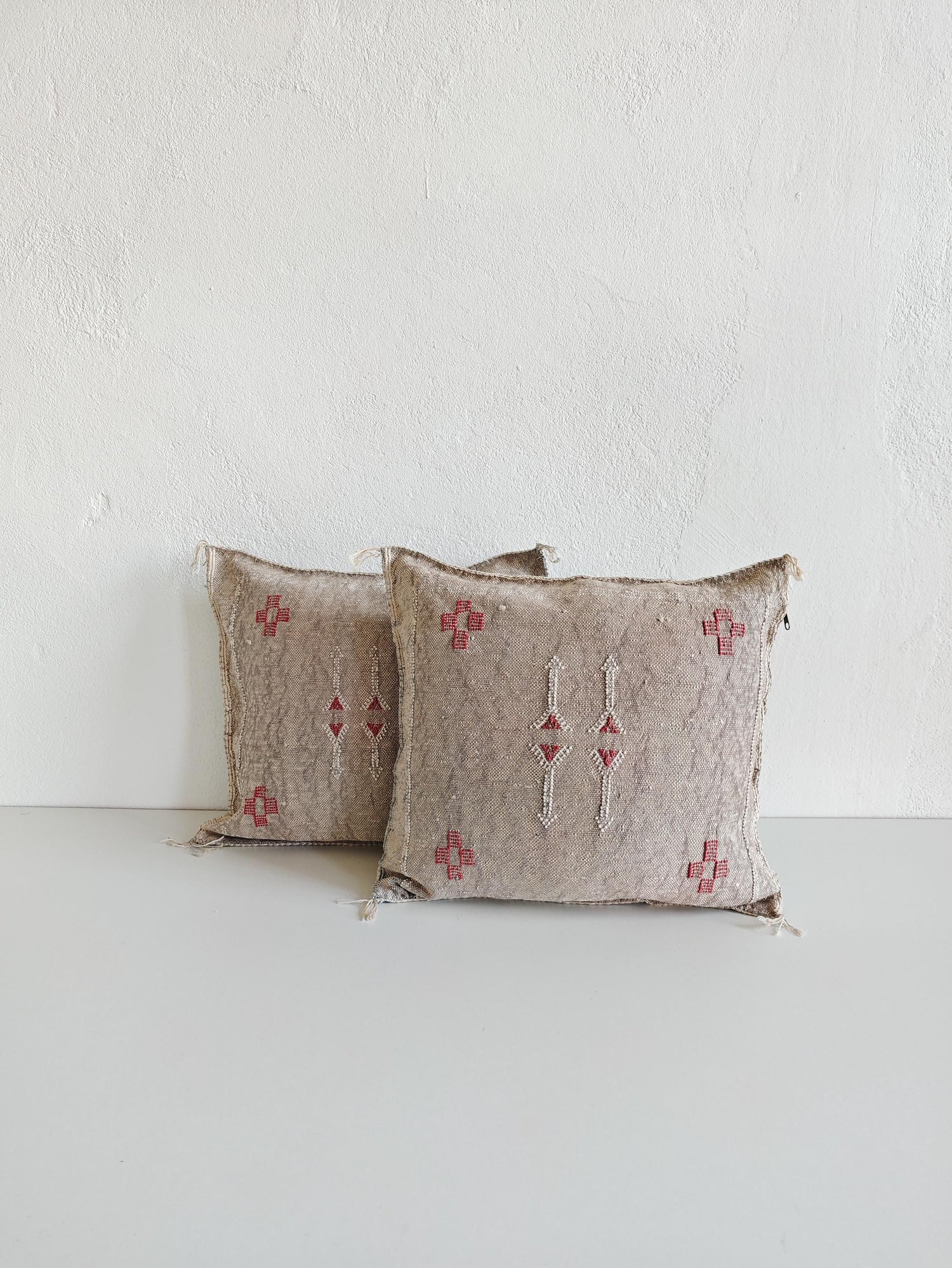 Sabra Kissenbezug aus Marokko, Boho Marokkanische Kissenhülle, Orientalisches Dekokissen Grau und Rot