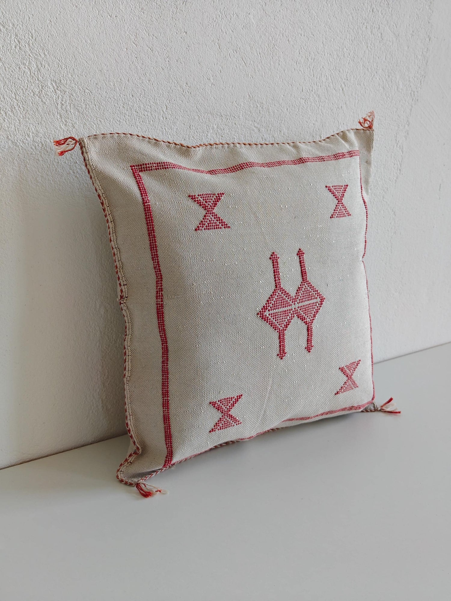 Sabra Kissenbezug aus Marokko, Boho Marokkanische Kissenhülle, Orientalisches Dekokissen Grau und Rot