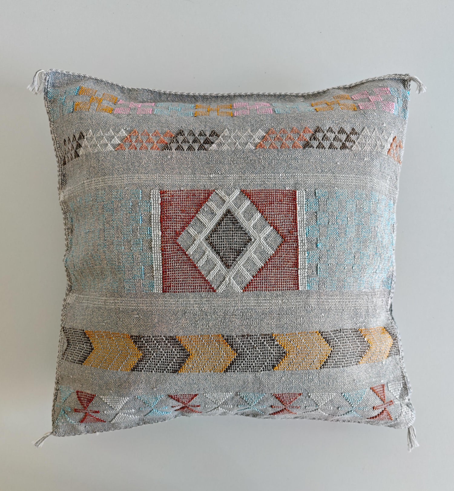 Sabra Kissenbezug aus Marrakesch, Boho Marokkanische Kissenhülle, Sabra Silk Cushion Cover – Limited Grey Edition
