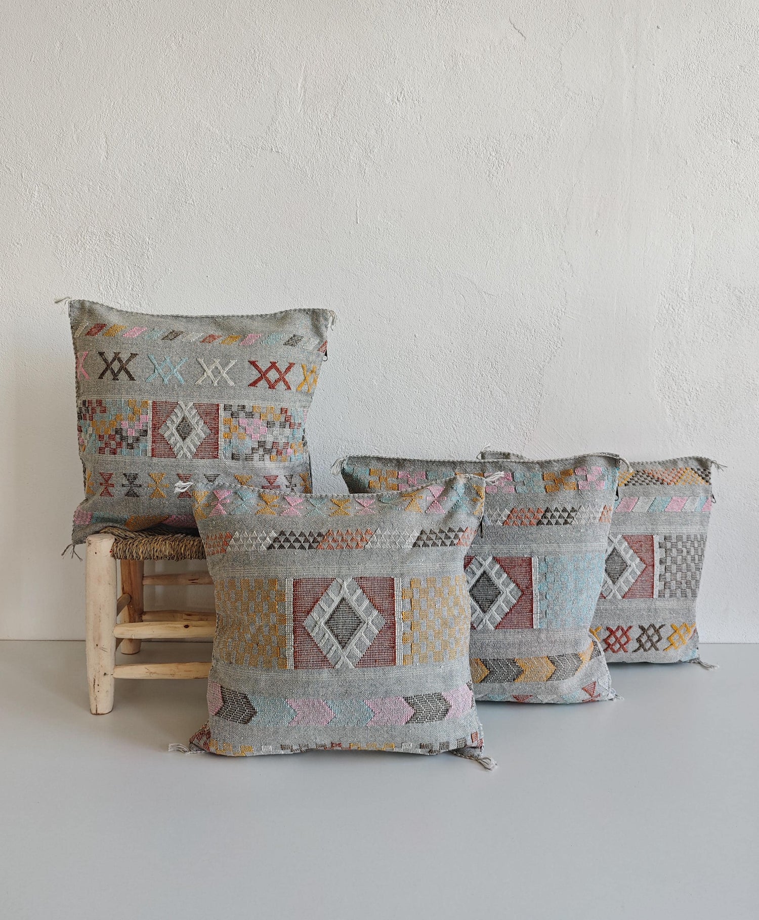 Sabra Kissenbezug aus Marrakesch, Boho Marokkanische Kissenhülle, Sabra Silk Cushion Cover – Limited Grey Edition