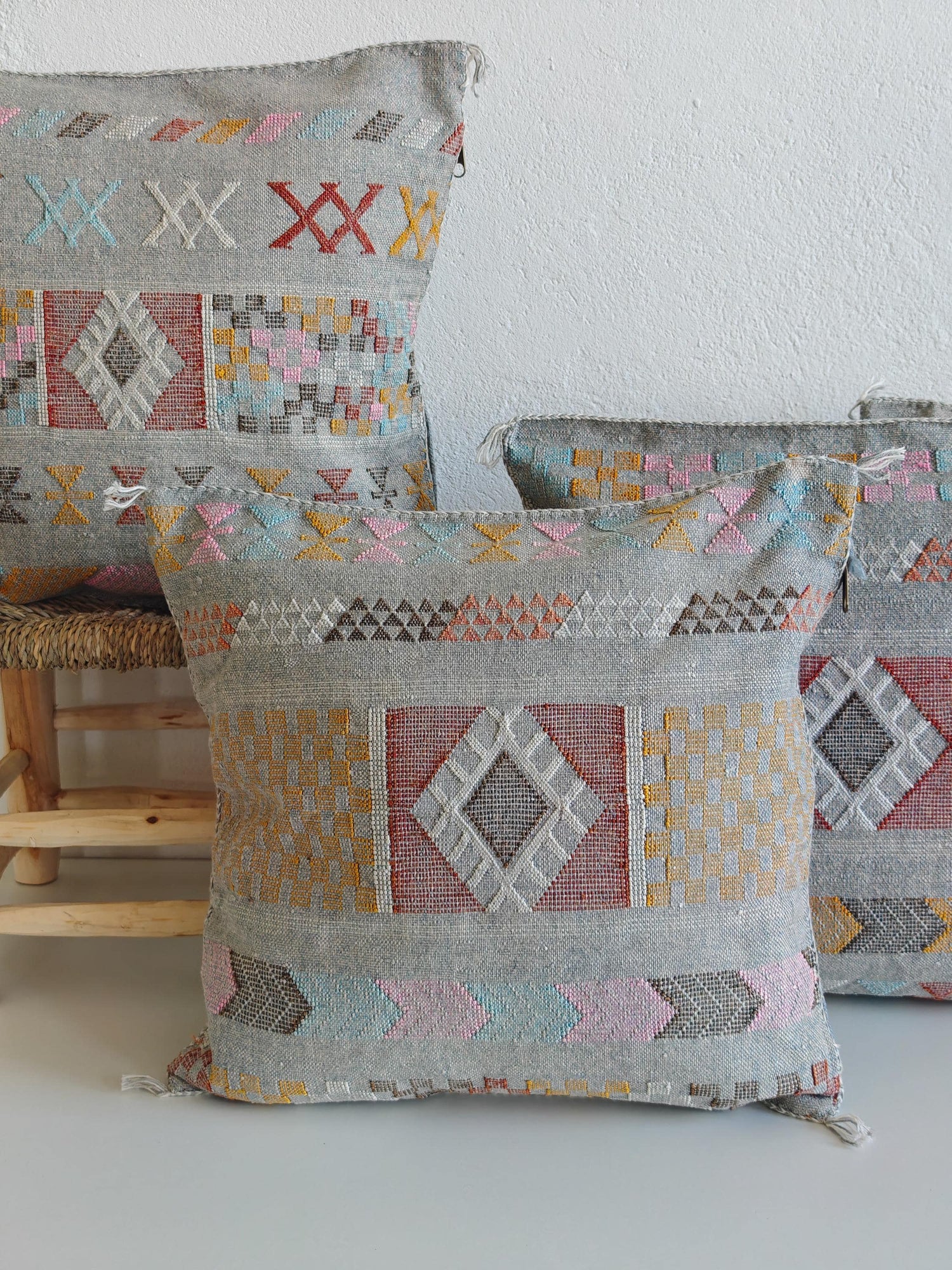 Sabra Kissenbezug aus Marrakesch, Boho Marokkanische Kissenhülle, Sabra Silk Cushion Cover – Limited Grey Edition