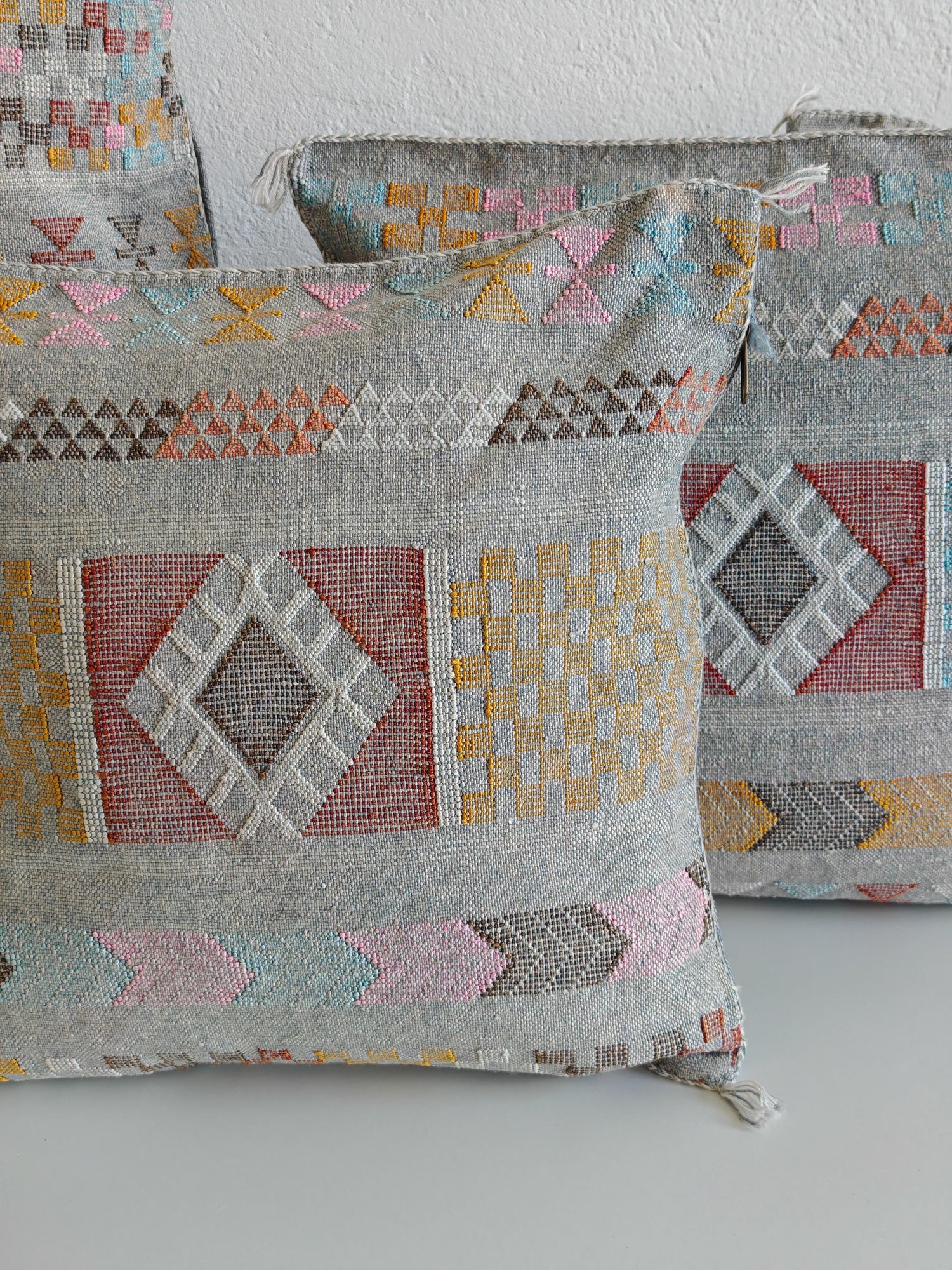 Sabra Kissenbezug aus Marrakesch, Boho Marokkanische Kissenhülle, Sabra Silk Cushion Cover – Limited Grey Edition