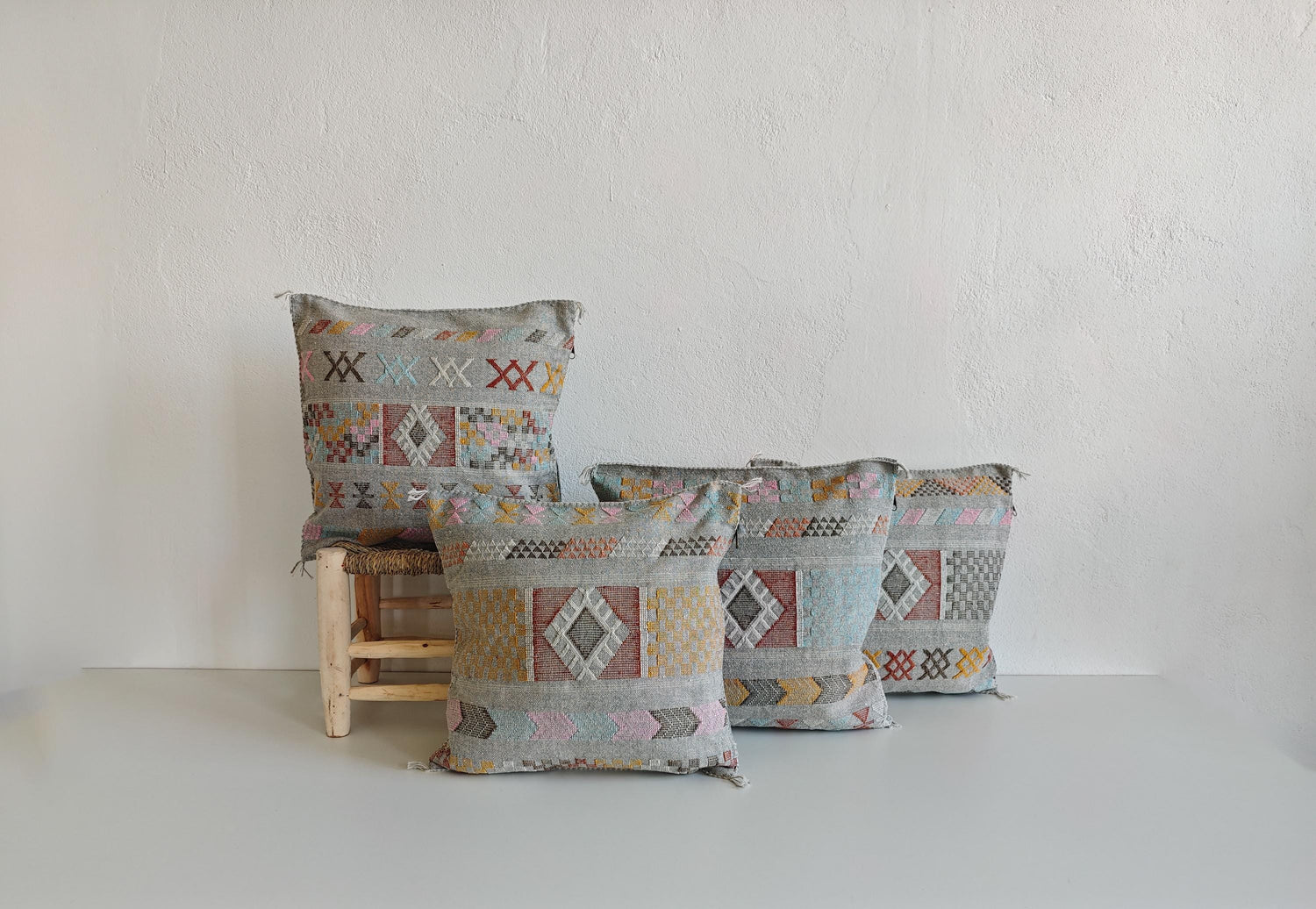 Sabra Kissenbezug aus Marrakesch, Boho Marokkanische Kissenhülle, Sabra Silk Cushion Cover – Limited Grey Edition