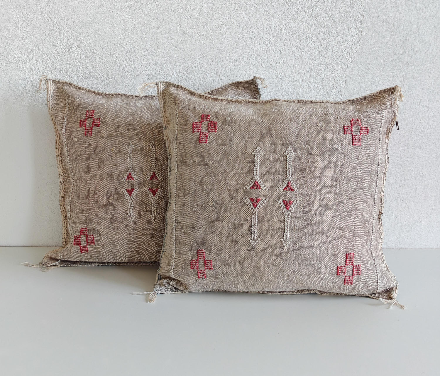 Sabra Kissenbezug aus Marokko, Boho Marokkanische Kissenhülle, Orientalisches Dekokissen Grau und Rot
