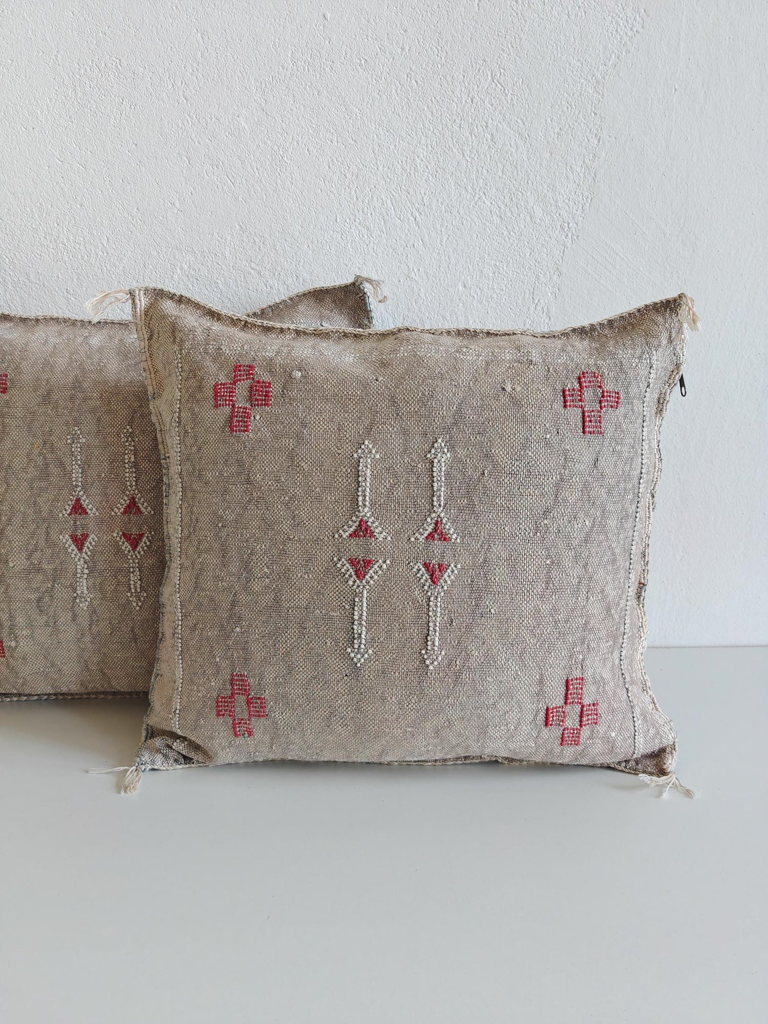 Sabra Kissenbezug aus Marokko, Boho Marokkanische Kissenhülle, Orientalisches Dekokissen Grau und Rot