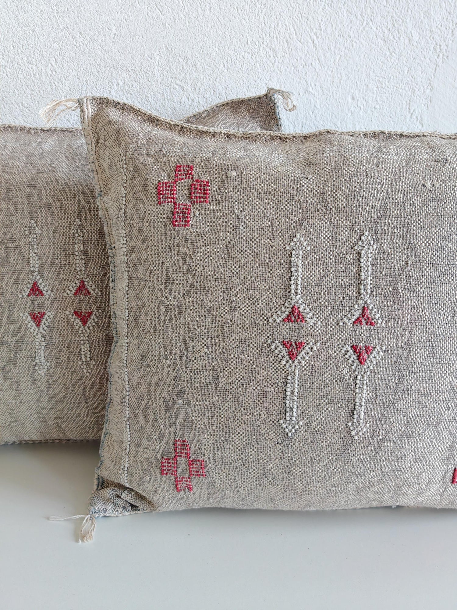 Sabra Kissenbezug aus Marokko, Boho Marokkanische Kissenhülle, Orientalisches Dekokissen Grau und Rot