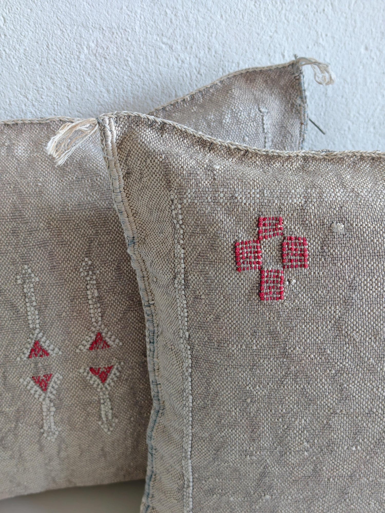 Sabra Kissenbezug aus Marokko, Boho Marokkanische Kissenhülle, Orientalisches Dekokissen Grau und Rot