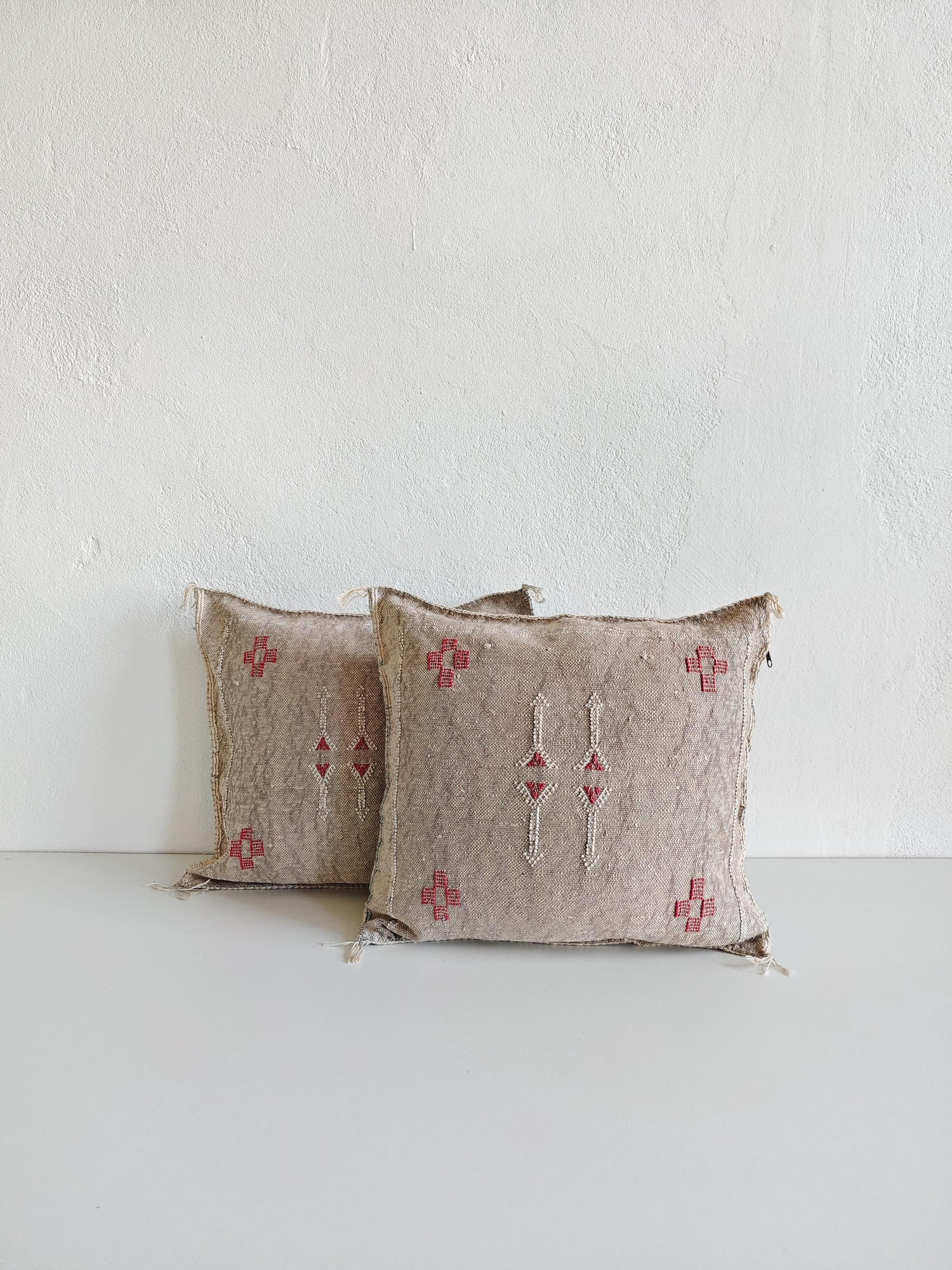 Sabra Kissenbezug aus Marokko, Boho Marokkanische Kissenhülle, Orientalisches Dekokissen Grau und Rot