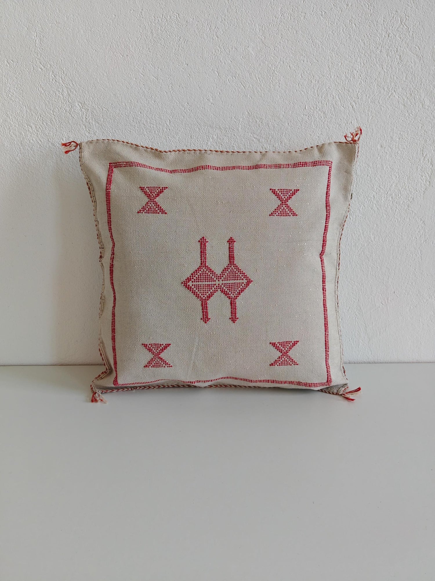 Sabra Kissenbezug aus Marokko, Boho Marokkanische Kissenhülle, Orientalisches Dekokissen Grau und Rot