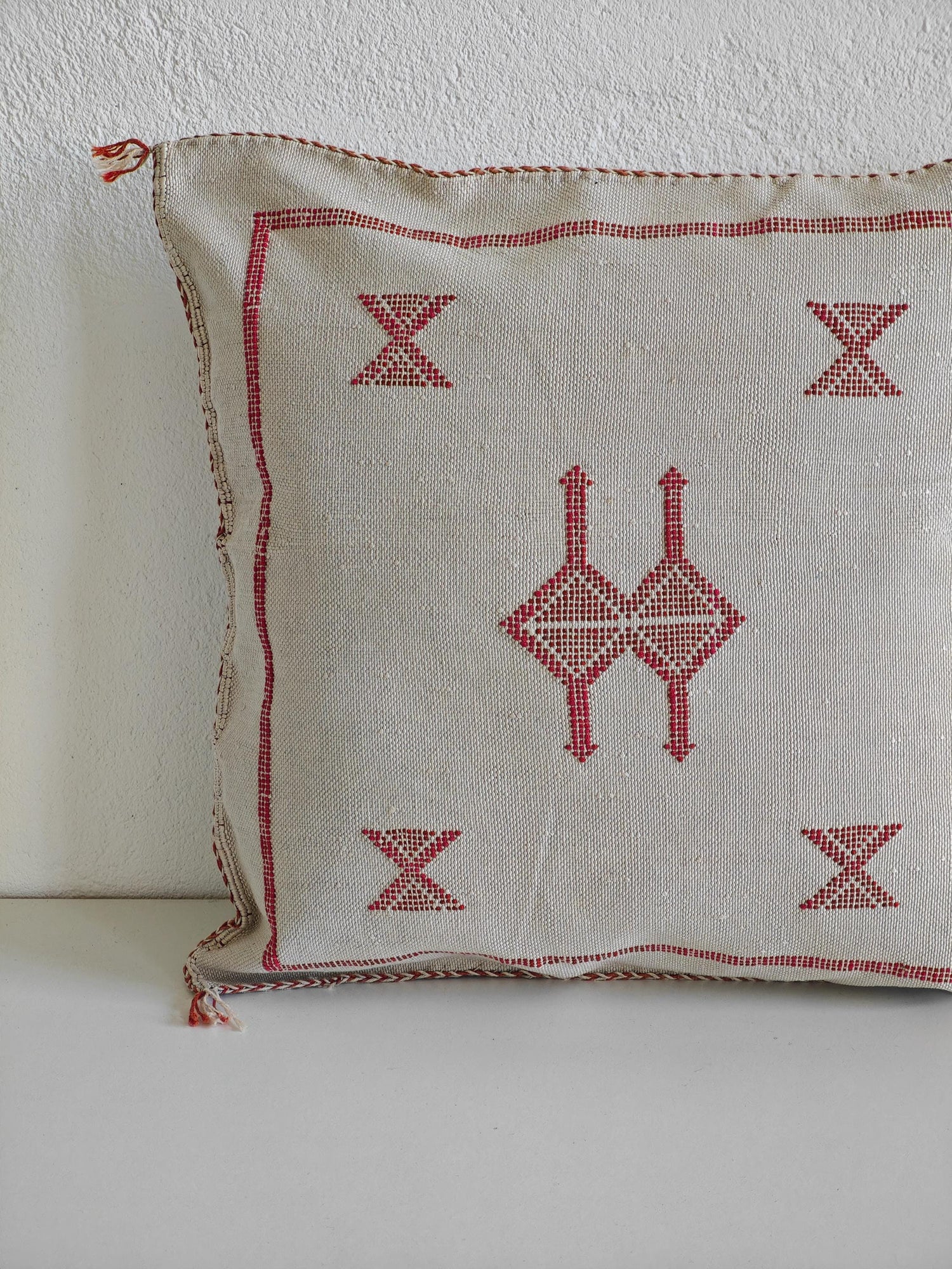 Sabra Kissenbezug aus Marokko, Boho Marokkanische Kissenhülle, Orientalisches Dekokissen Grau und Rot