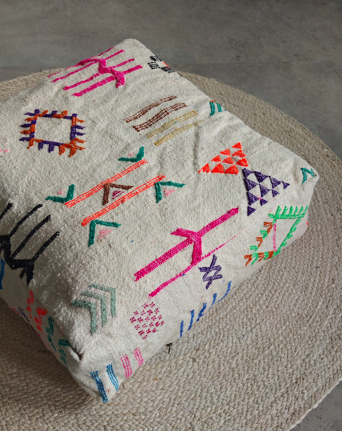 Pouf berbère vintage du Maroc, Coussin de sol Kilim violet, Pouf en laine fait à la main avec motifs géométriques