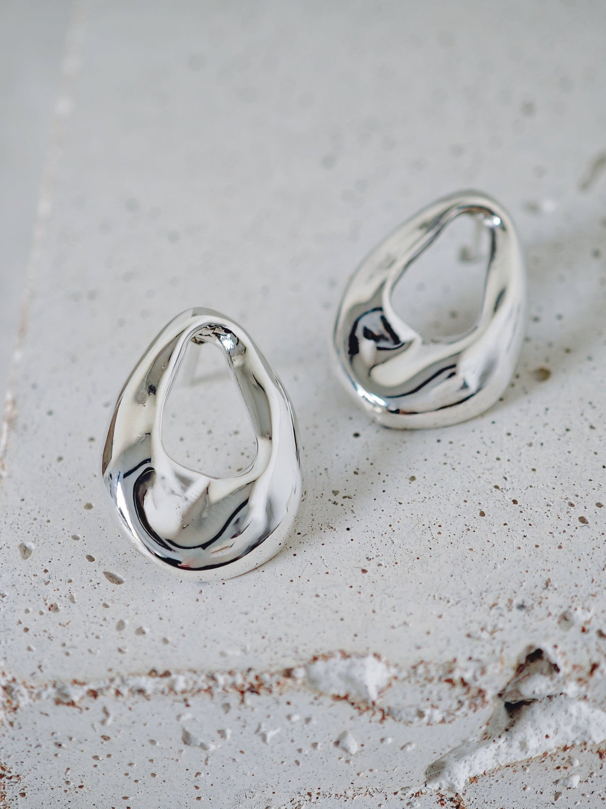 Organic kleine Ohrstecker aus 925 Silber, ovale Y2K Ohrringe, Silver Earrings - CocosyBerlin