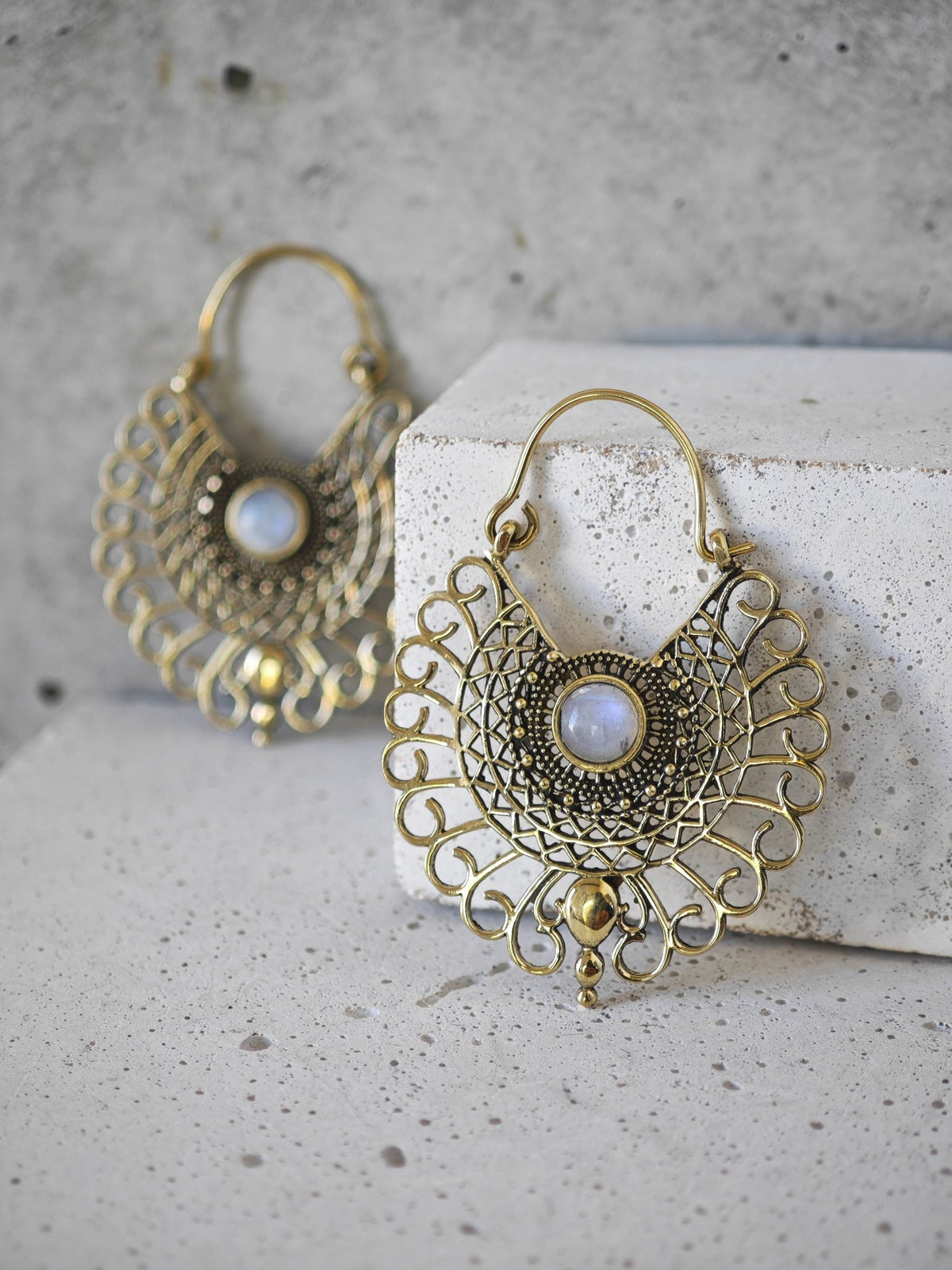 Ohrringe aus Messing mit Mondstein, Mandala Ohrringe, Mondstein Ohrringe Gold, Boho Ohrringe, Hippie Schmuck - CocosyBerlin
