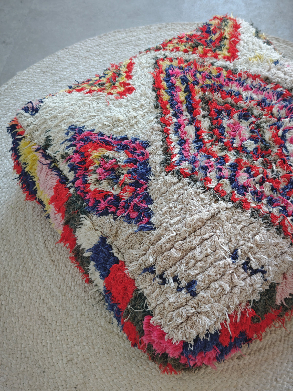 Marokkanischer Pouf mit geometrischen Muster, Upcyling Pouf aus Stoffresten, Unikat