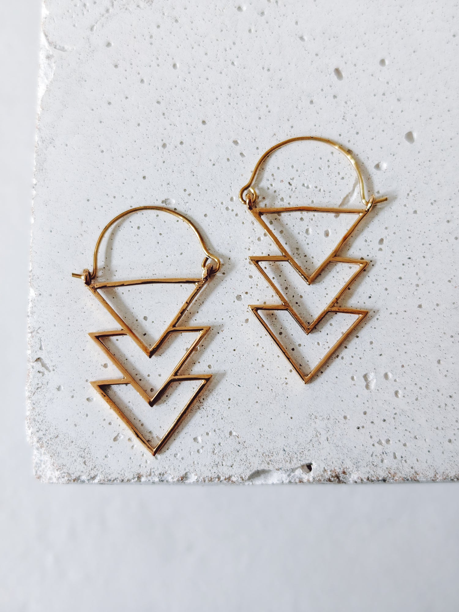 Boucles d'oreilles triangle géométrique, boucles d'oreilles minimalistes en or, boucles d'oreilles carrées, bijoux bohème, boucles d'oreilles en laiton doré