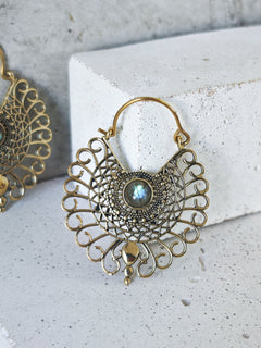 Boho Ohrringe mit Labradorit Steinen, Mandala Ohrringe aus Messing - CocosyBerlin