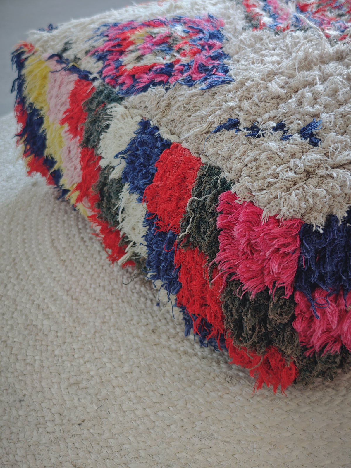 Marokkanischer Pouf mit geometrischen Muster, Upcyling Pouf aus Stoffresten, Unikat