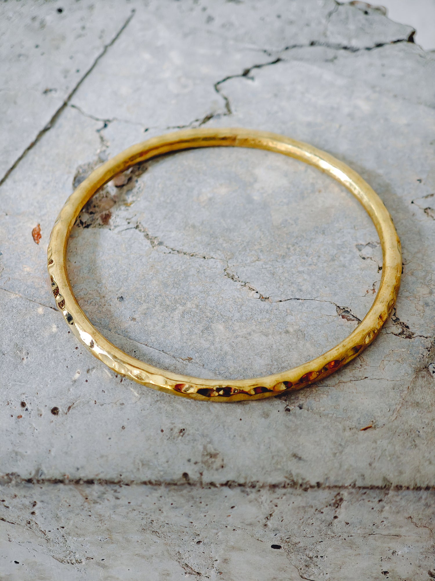 Statement Armreif aus massivem Messing, gehämmert