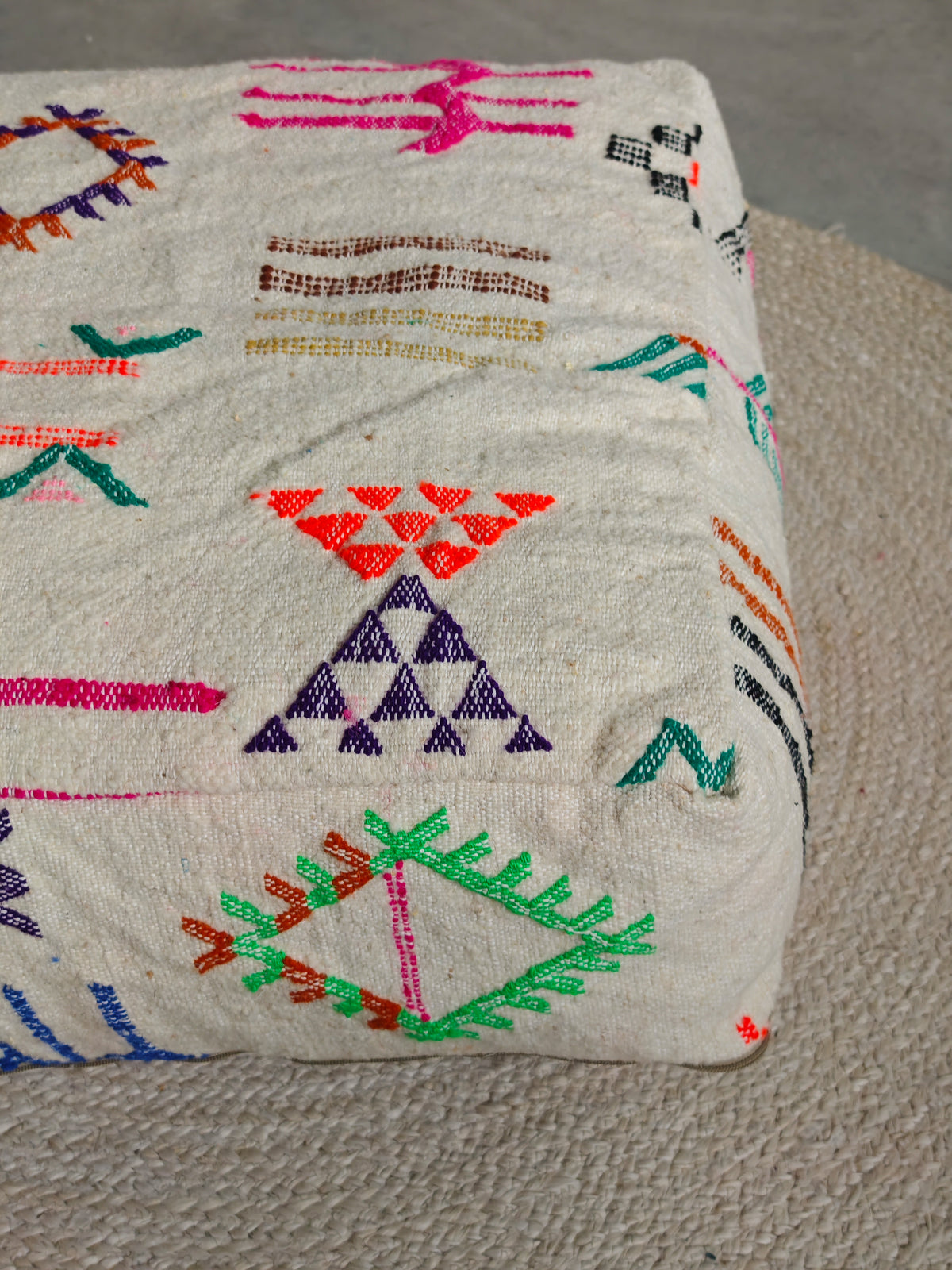 Marokkanischer Pouf aus Wolle, Kelim Bodenkissen quadratisch und bunt, Handarbeit