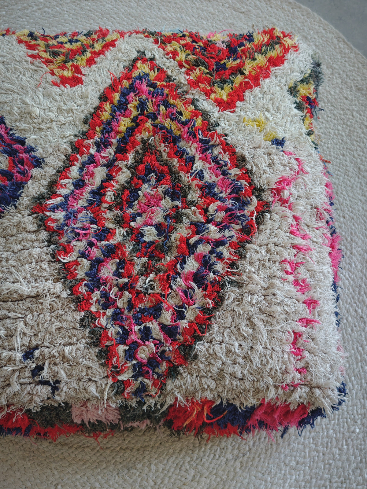 Marokkanischer Pouf mit geometrischen Muster, Upcyling Pouf aus Stoffresten, Unikat