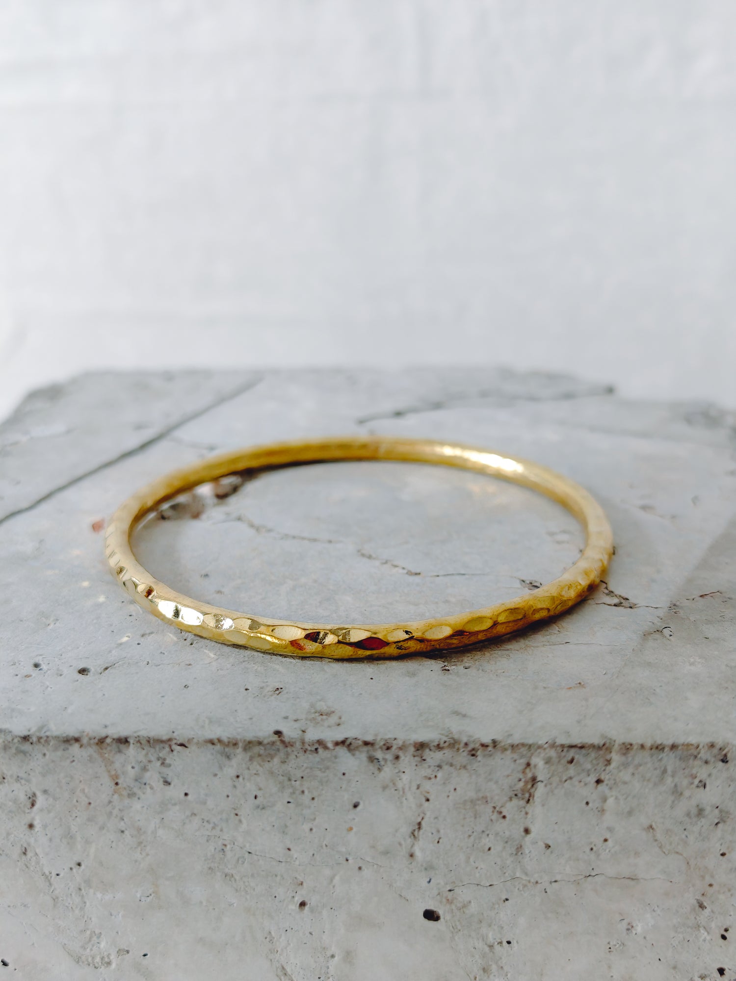 Statement Armreif aus massivem Messing, gehämmert