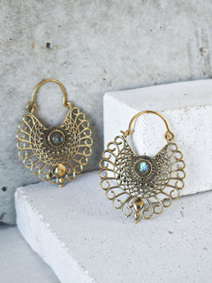 Boho Ohrringe mit Labradorit Steinen, Mandala Ohrringe aus Messing - CocosyBerlin