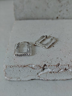 Twist Creolen rechteckig aus 925 Silber, Geometrische Ohrringe - CocosyBerlin