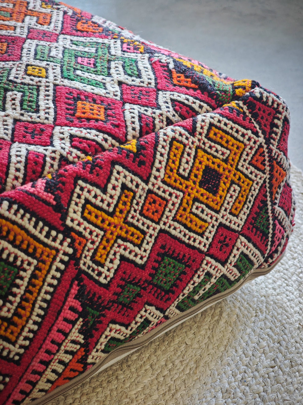 Marokkanischer Pouf, Kelim Bodenkissen, Boho Sitzkissen mit Amazigh Muster - CocosyBerlin