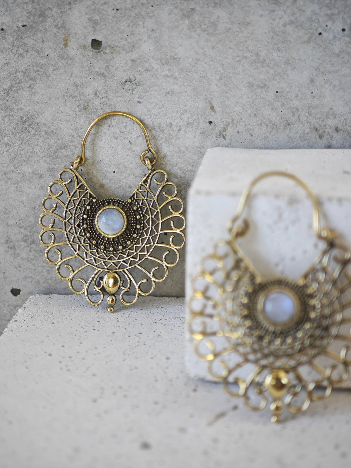 Ohrringe aus Messing mit Mondstein, Mandala Ohrringe, Mondstein Ohrringe Gold, Boho Ohrringe, Hippie Schmuck - CocosyBerlin