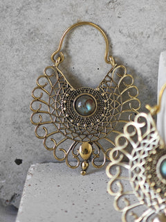 Boho Ohrringe mit Labradorit Steinen, Mandala Ohrringe aus Messing - CocosyBerlin