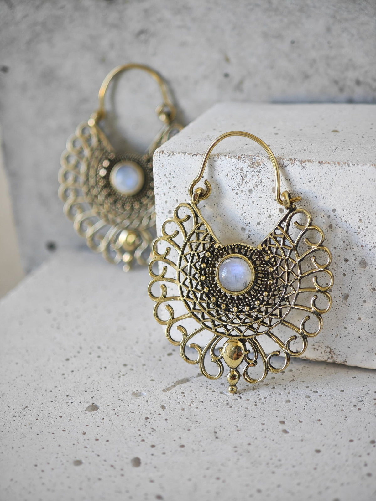 Ohrringe aus Messing mit Mondstein, Mandala Ohrringe, Mondstein Ohrringe Gold, Boho Ohrringe, Hippie Schmuck - CocosyBerlin