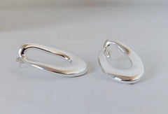 Organic Statement Ohrstecker aus 925 Silber, ovale Y2K Ohrringe, Sculptural Silver Earrings - CocosyBerlin