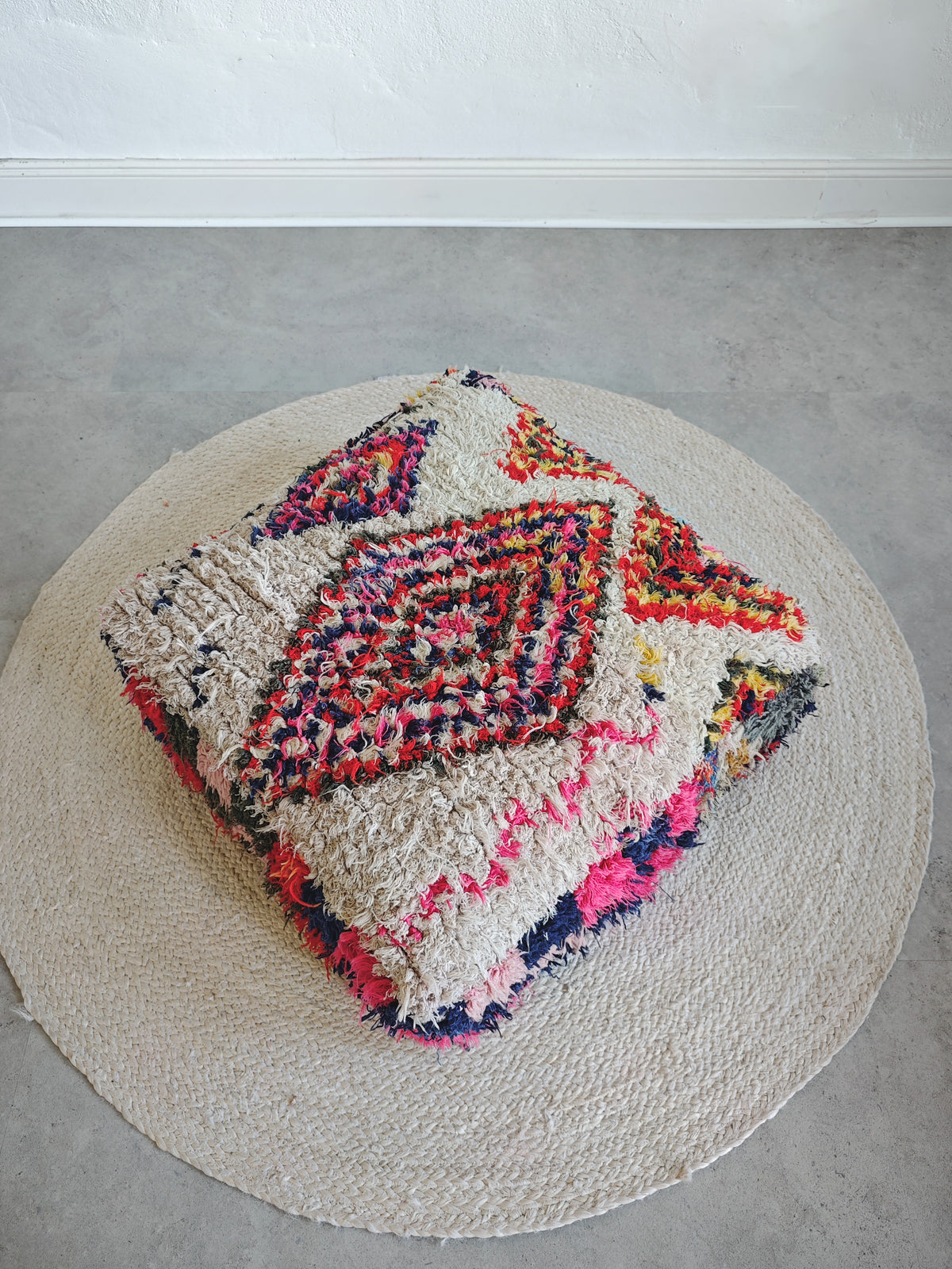 Marokkanischer Pouf mit geometrischen Muster, Upcyling Pouf aus Stoffresten, Unikat