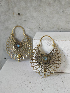 Boho Ohrringe mit Labradorit Steinen, Mandala Ohrringe aus Messing - CocosyBerlin