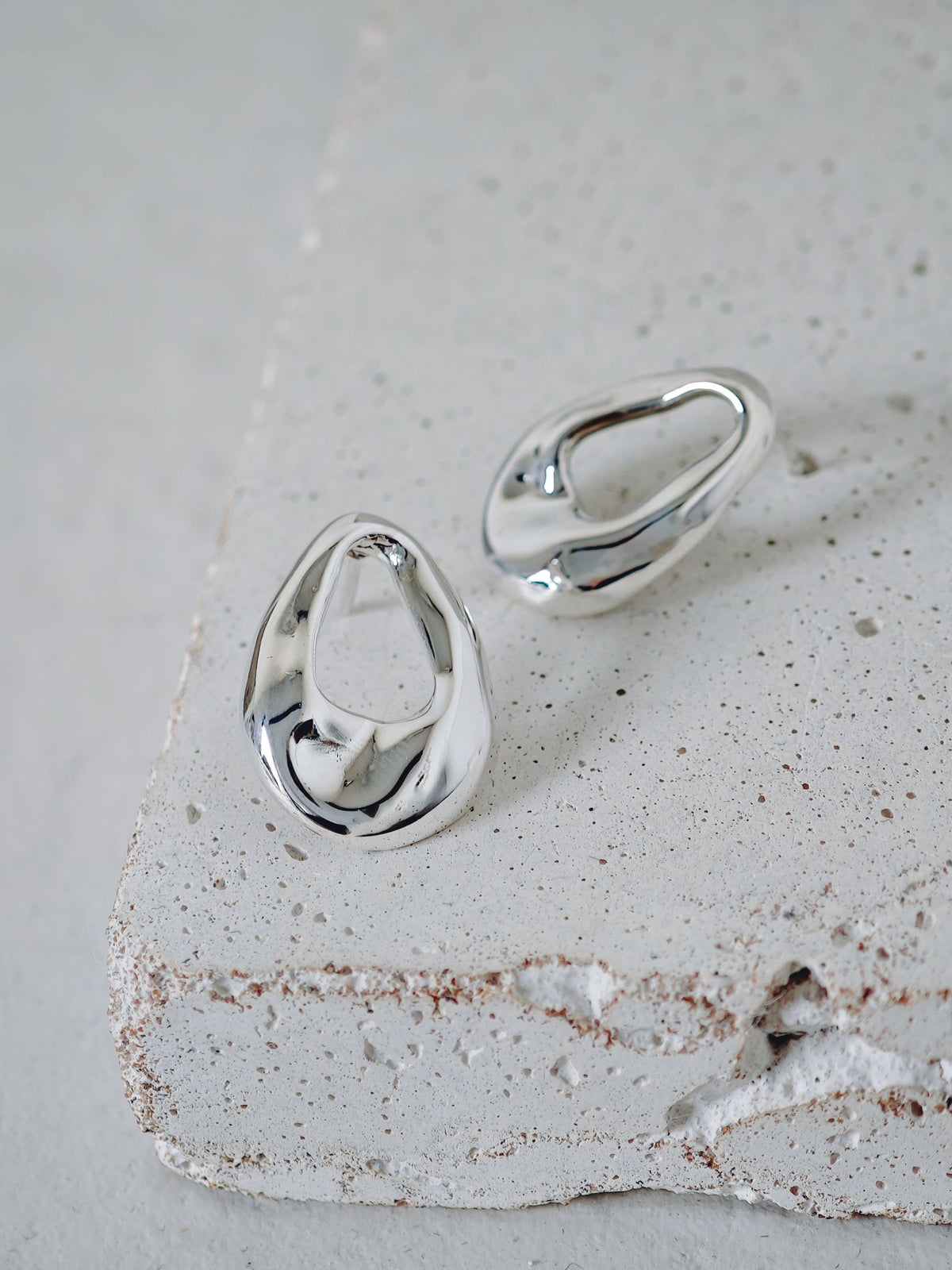 Organic kleine Ohrstecker aus 925 Silber, ovale Y2K Ohrringe, Silver Earrings - CocosyBerlin