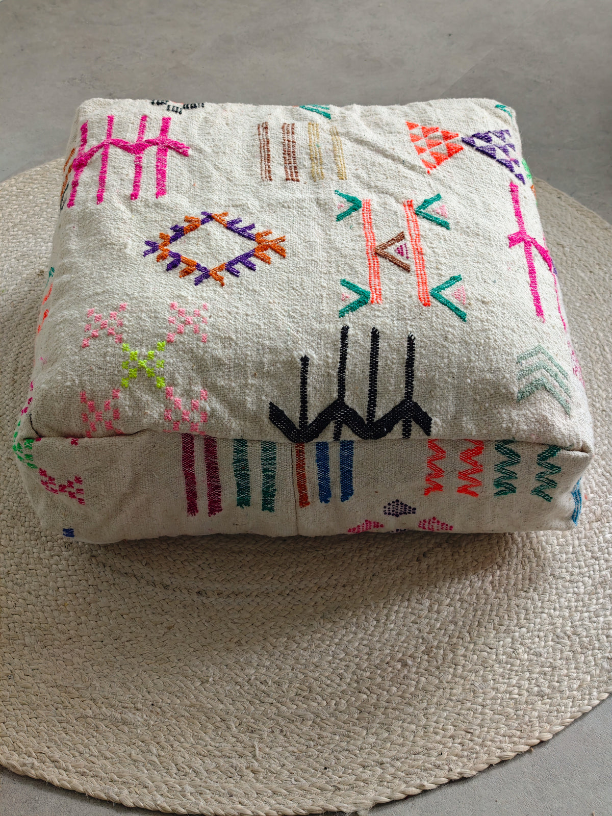 Pouf berbère vintage du Maroc, Coussin de sol Kilim violet, Pouf en laine fait à la main avec motifs géométriques